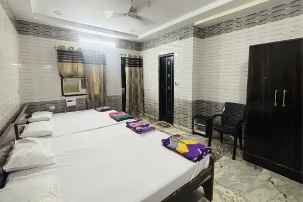 6 beds AC family room at Shree Akhil Bharatiya Ahir Seva Samaj Trust Dwarka Gujarat